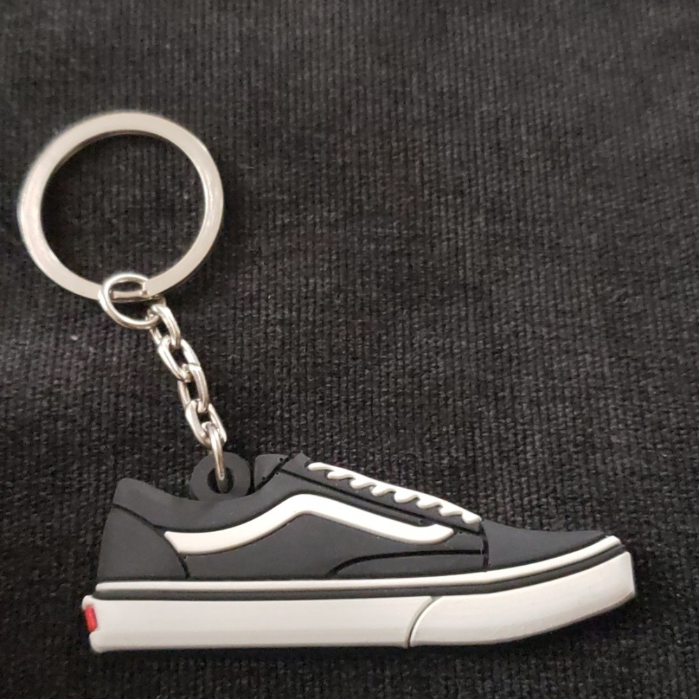 🔥Vans Ward Skate (blk/wht) Keychain🔥